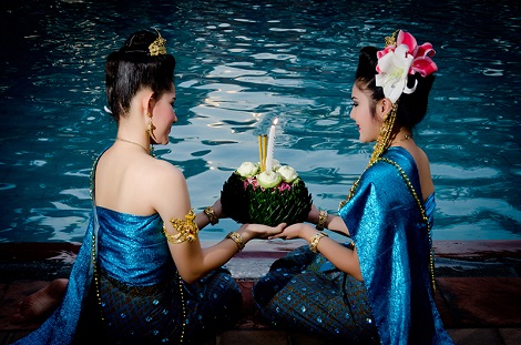 ฉลองเทศกาลลอยกระทงริมแม่น้ำเจ้าพระยาสุดตระการตา