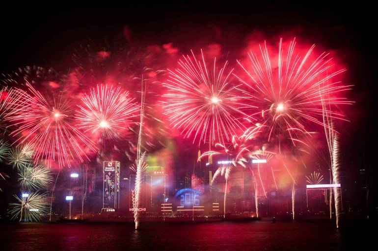 ฮ่องกงยิงพลุไฟต้อนรับปีใหม่ต่อเนื่อง เป็นเวลานาน 7 นาทีครึ่ง (ภาพ: AFP)