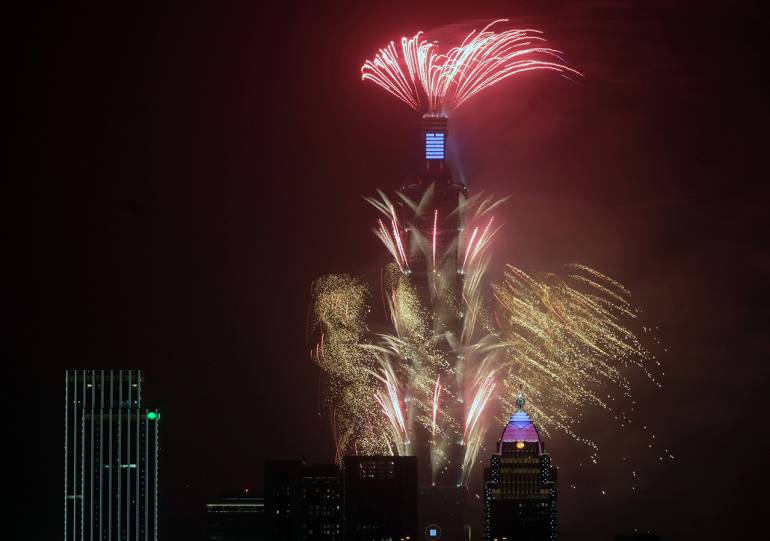ชาวไต้หวันร่วมงานเคาต์ดาวน์ นับถอยหลังเข้าสู่ปี 2016 ที่กรุงไทเป (ภาพ: AFP)