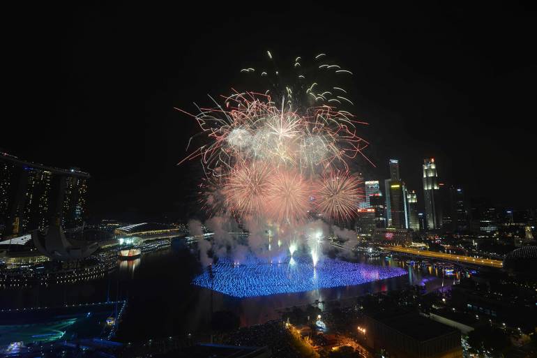 การแสดงพลุไฟ ต้อนรับปีใหม่ 2016 กินเวลานานกว่า 8 นาที (ภาพ: AFP)