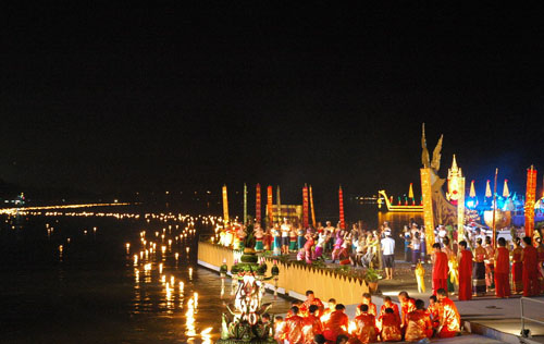 ประเพณีลอยกระทงสายไหลประทีป 1,000 ดวง จ.ตาก