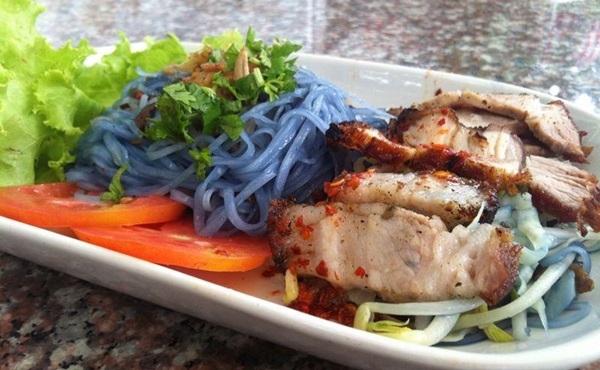 ก๋วยเตี๋ยวอัญชัน เส้นสีม่วง : ร้านอรอัญชัน เชียงใหม่